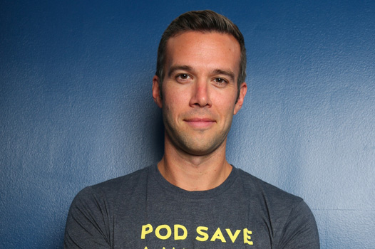 ‘Jon Favreau’ นักเขียนเงาปธน.โอบามา สู่แคมเปญ Pod Save America